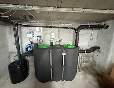 Fettabscheider Frankfurt Ein fertig eingebauter Fettabscheider NS4 mit Hebeanlage für ein Restaurant in Frankfurt