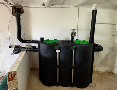 Fettabscheider Rothenburg Erfolgreich installierter Fettabscheider in Rothenburg, mit Aktivkohlefilter und Anschluss an die Schmutzwasserleitung